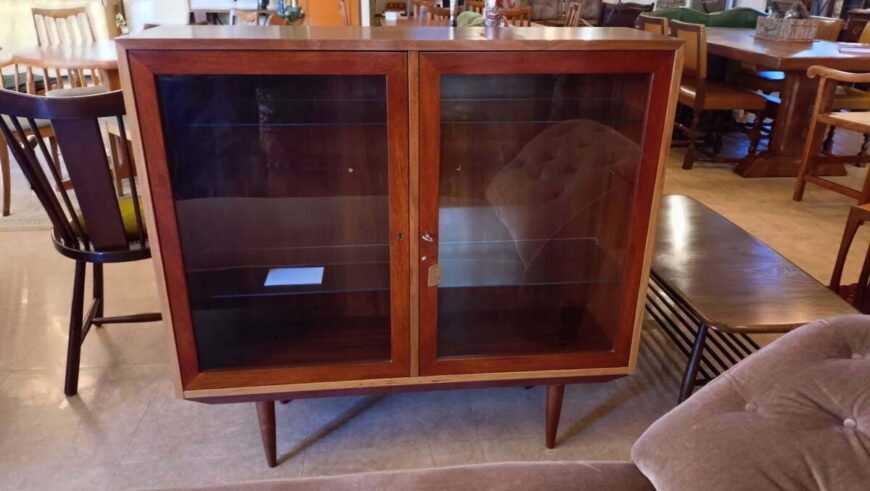 グラスキャビネット