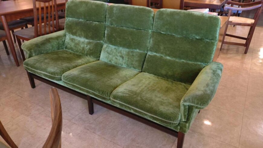 3seater 　グリーンベルベット張りソファー