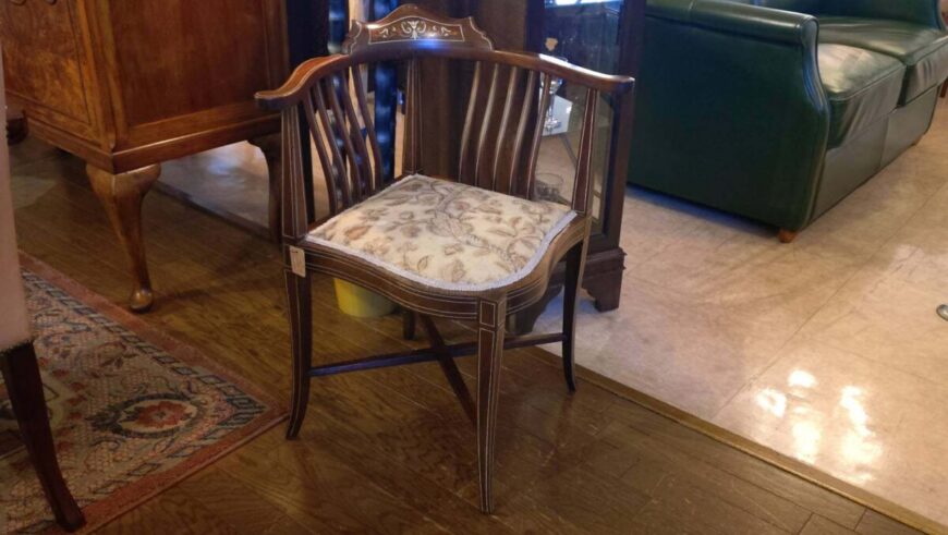 コーナーチェアー