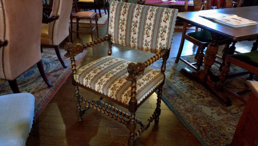 ライオンアームチェアー